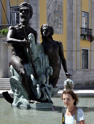Francette Monet assise devant une sculpture dont elle n’est pas l’auteur